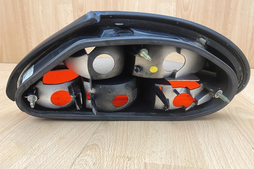 LEFT REAR TAIL LIGHT / LAMP Jaguar XK8 XKR 1996-2000 (Part LEFT REAR TAIL LIGHT / LAMP Jaguar XK8 XKR 1996-2000 (Part