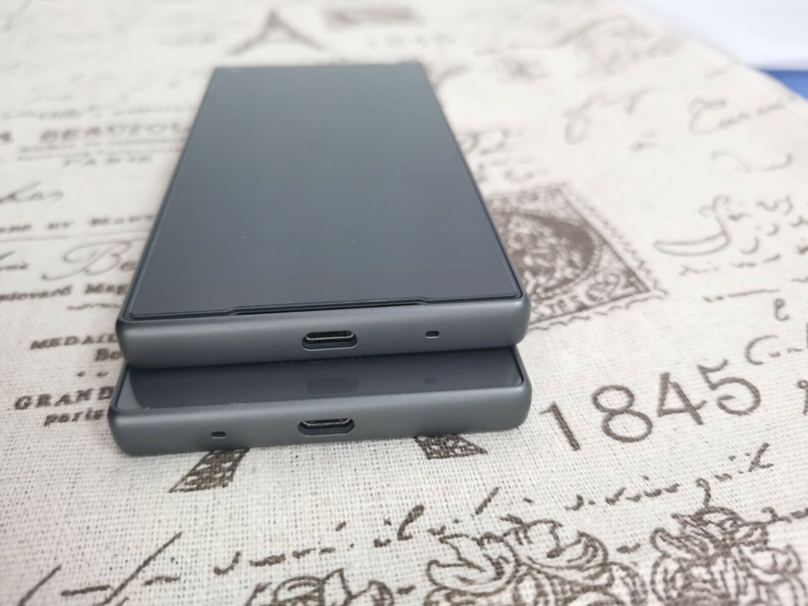 Sony Xperia Z5 Compact - 32GB - Graphite Black (Unlocked) Smartphone docomo