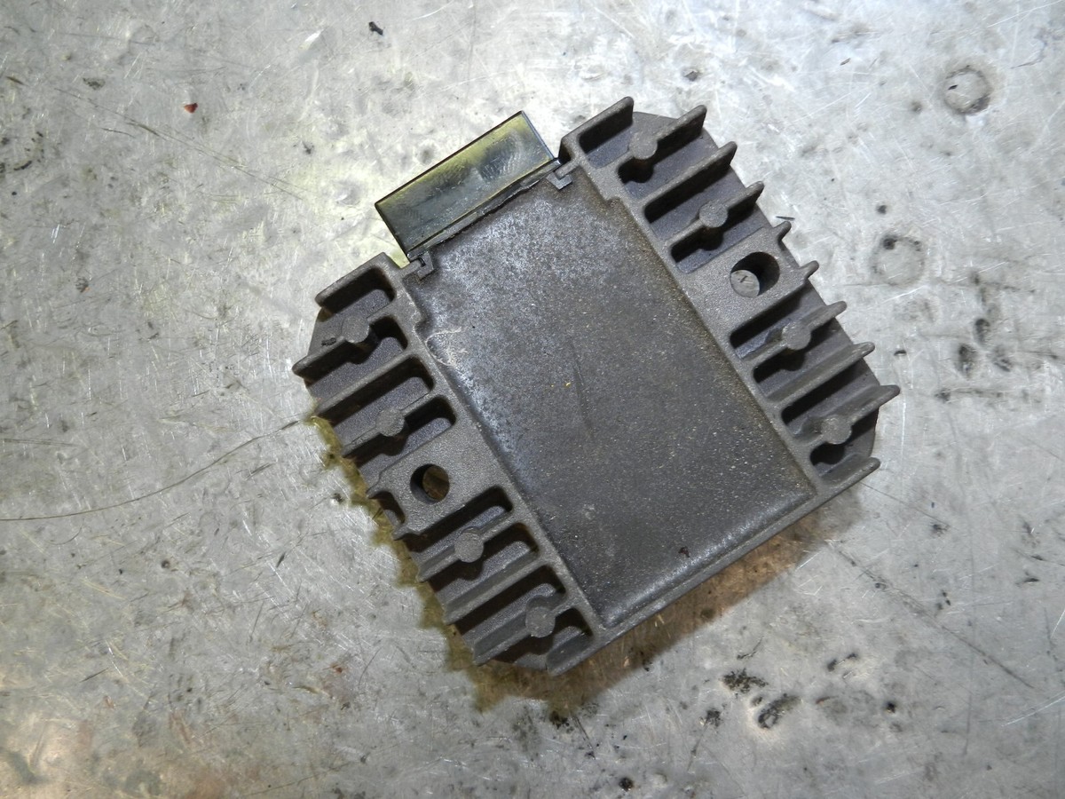 1994 Kawasaki ZX6E ZX 600 E REGULATOR VOLTAGE 21066-1089 OEM Used