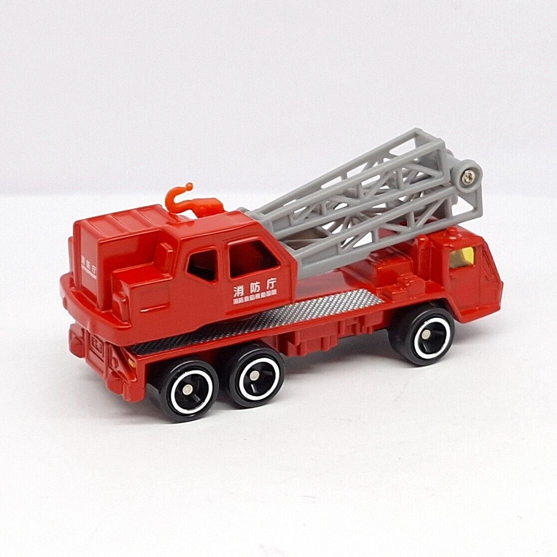 TOMICA FUSO TRUCK CRANE FIRE CHIEF CAR TOMY DIECAST CAR NEW TOMICA FUSO TRUCK CRANE FIRE CHIEF CAR TOMY DIECAST CAR NEW
