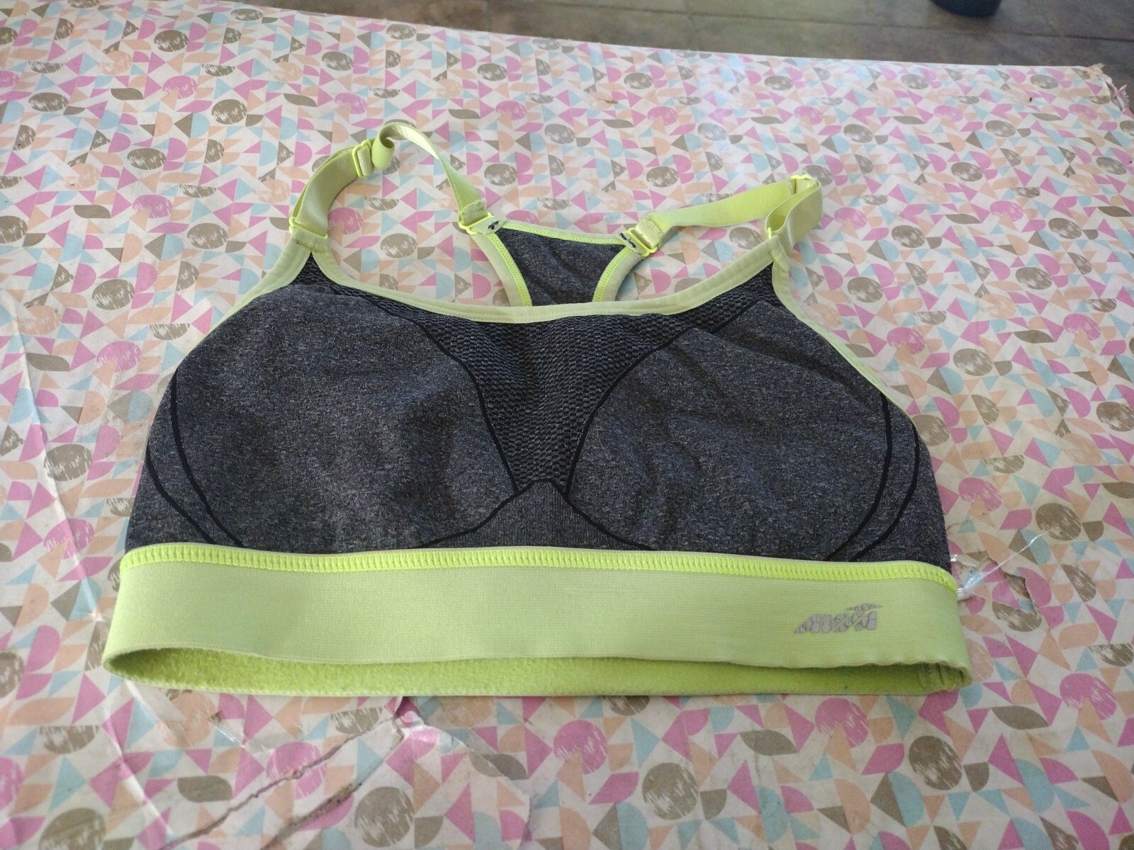 Women's Avia Brand Sports Bra Size Small Wire Free Removable Pads.