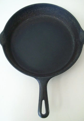 VTG GRISWOLD NO. 8 SMALL BLOCK LOGO 704 ? CAST IRON SKILLET NEEDS A RESTORE