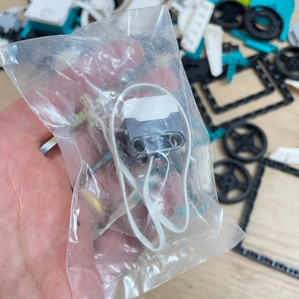 LEGO 51515 Mindstorms Robot Inventor  Battery Only Works While Plugged In. - Image 4 of 4