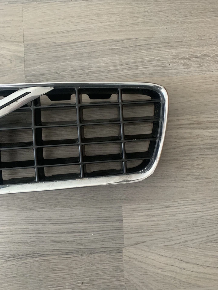01 02 03 04 OEM Volvo S60 parrilla superior cromada con emblema  Foto 2 de 4
