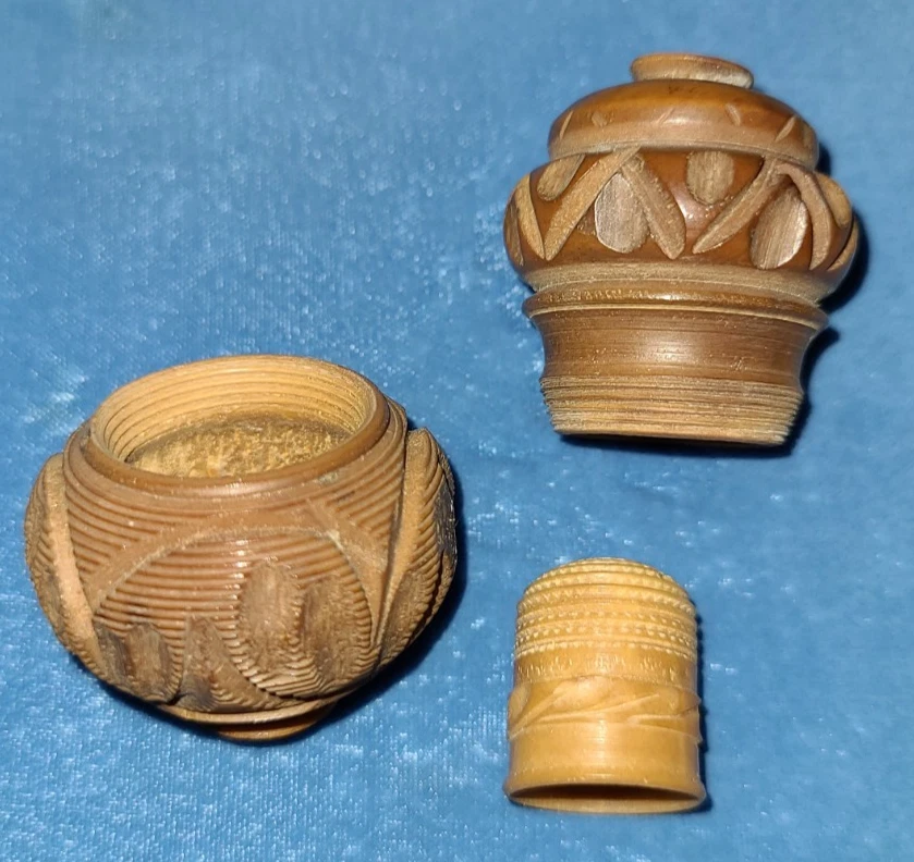 Antiguo estuche de aguja de coser árbol tallado y dedal, ¿tuerca de tagua / coquilla?