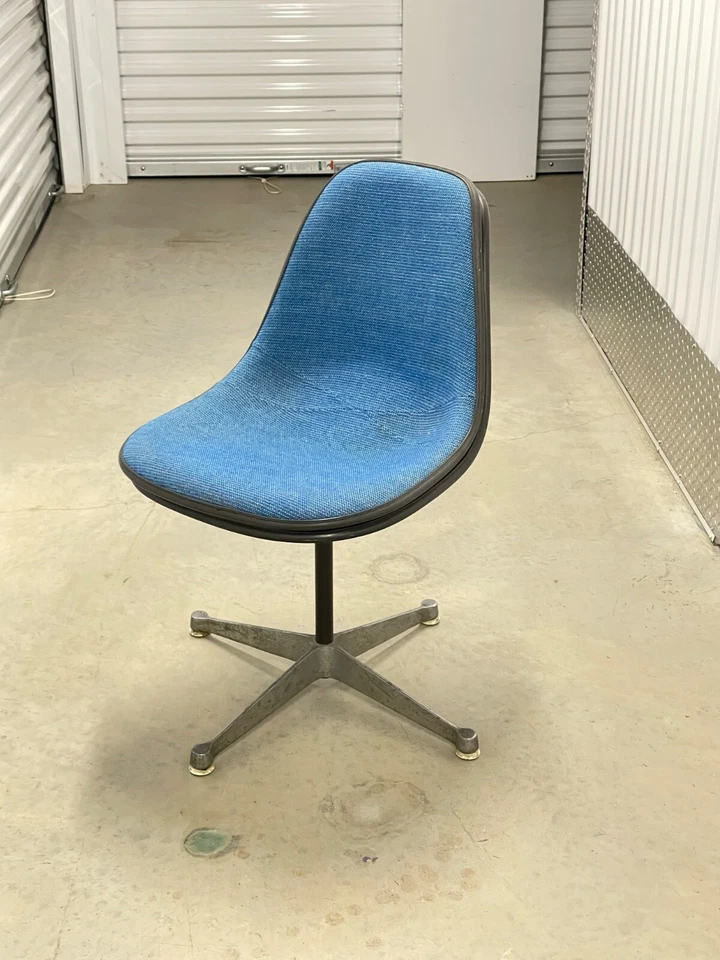 Silla giratoria de fibra de vidrio moldeada Herman Miller Blue Hopsack Eames Shell MCM Foto 2 de 4
