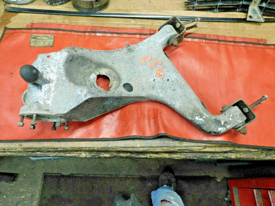 Triumph TR6, TR250, brazo trasero derecho, tacos intactos,!! Foto 4 de 4