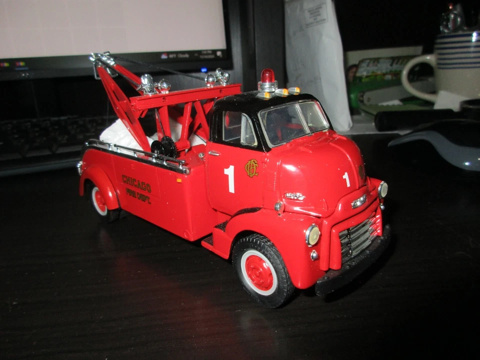 FIRST GEAR-" CHICAGO FIRE DEPT. " 1952 GMC HEAVY DUTY WRECKER 1:34 - Image 4 of 4