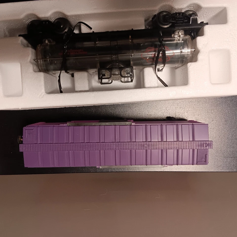 Lionel Tanker Car #6-16260 & Lionel Box Car # 6-26271 - Image 4 of 4