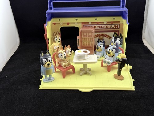 Bluey Golden Crown Takeaway Carry Case Playset w/ Figures & Accessories - Picture 5 of 9