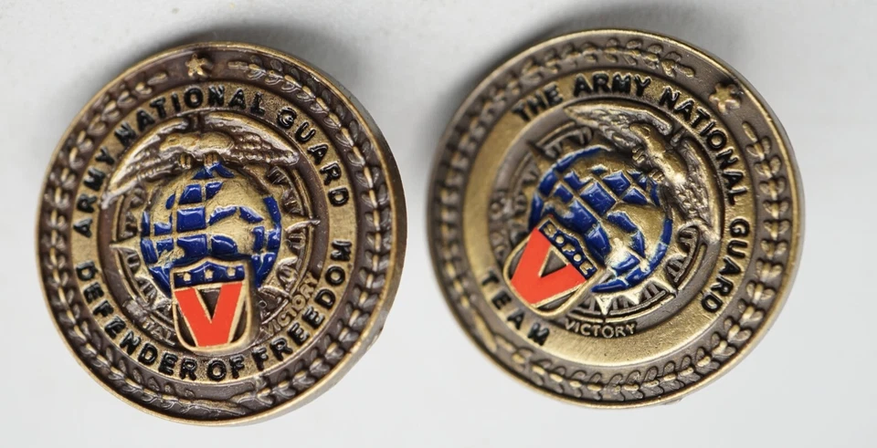 Prendedores de solapa vintage del equipo de la Guardia Nacional del Ejército de los Estados Unidos y Defensores de la Libertad en caja Foto 2 de 4