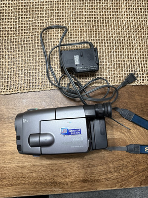 Sony CCD-TRV30 Camcorder W/ CHARGER And Bag Maybe Parts & Repair 