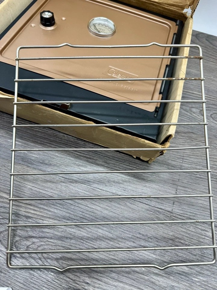 Horno de campamento plegable vintage COLEMAN 5010A700 con caja hecho en EE. UU. Foto 3 de 4