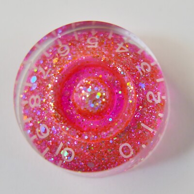POP-KNOB Gitarren-Speedknopf in BABY PINK SPARKLE mit weißen Zahlen