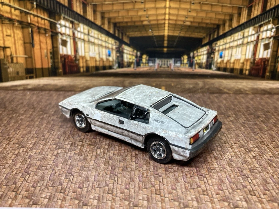 Lotus Esprit S1 Weathered Distressed Barn Find 1/64 Diecast Custom Car - Image 4 of 4