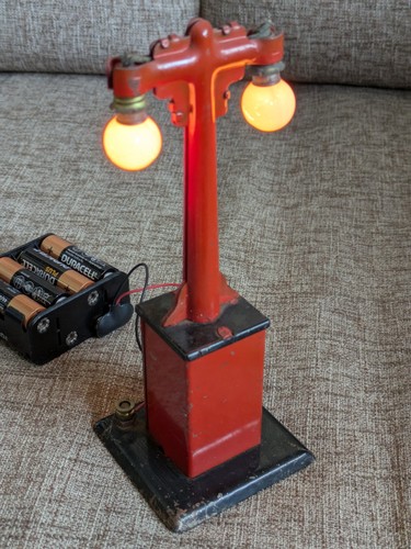 Rare Pre War Louis Marx & Co ~ O Guage Double Platform Lights in good condition. - Picture 3 of 17
