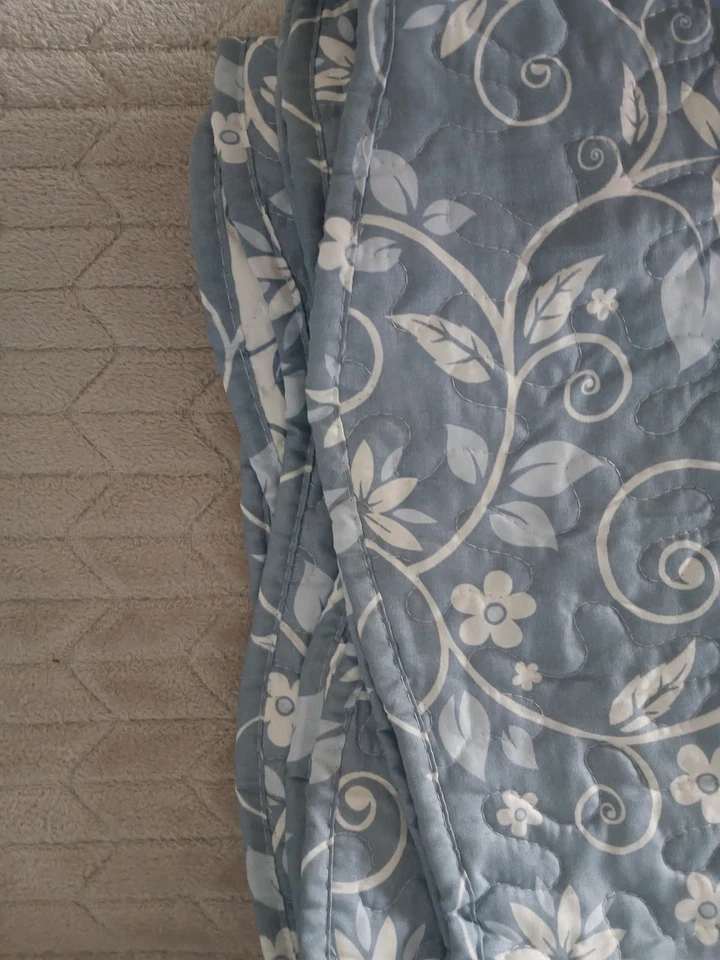 New Collections Etc TWIN Size Floral Scroll Reversible Quilt 64x86 Blue - Image 3 of 4