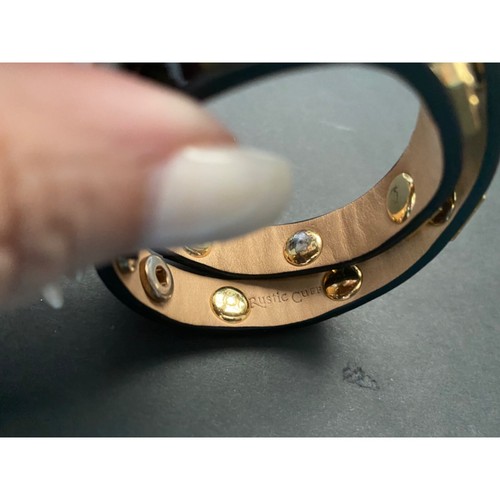 Brazalete Rústico MACY Negro Charol Envolvente Logotipo Dorado - Imagen 5 de 7