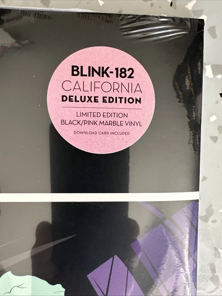 blink-182 - California (Deluxe Edition) 2xLP Vinyl Black/Pink Marble | Pop Punk - Image 3 of 4