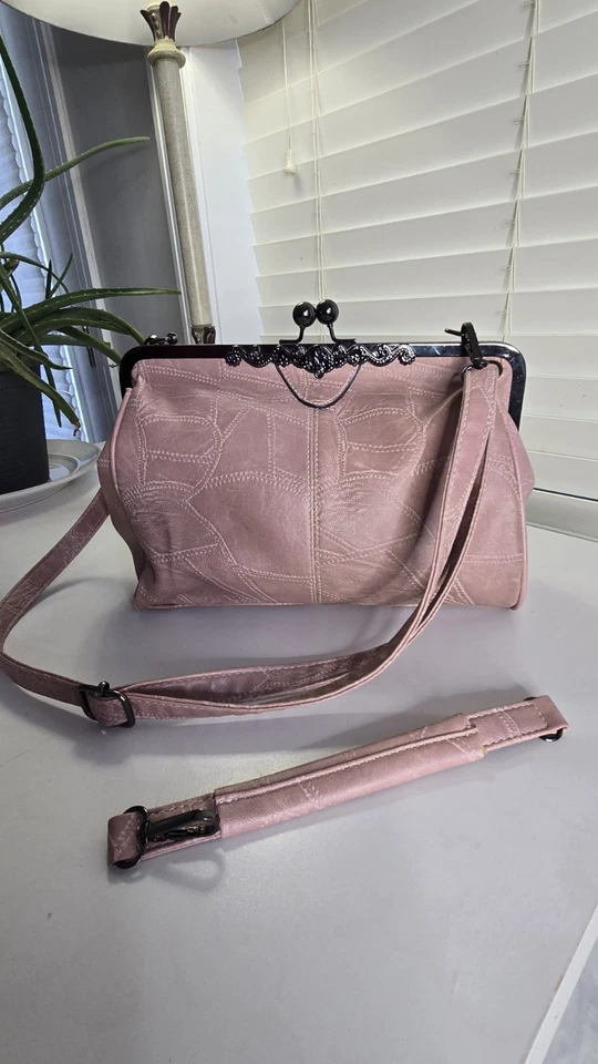 Bolso sin asas de cuero sintético con bloqueo de beso look pin up estilo vintage años 50 Foto 3 de 4