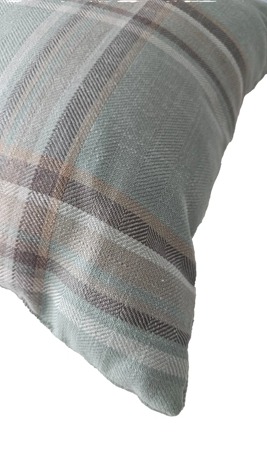 Pier 1 进口格子枕头,绿色多,16 英寸装饰口音靠垫 — 第 2/4 张图片