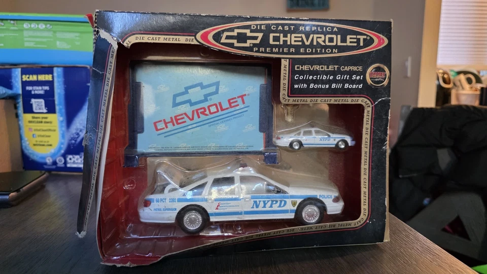 NYPD 2 Vehicle Gift Set 1/64 AND 1/25 CHEVROLET CAPRICES RARE - Image 4 of 4