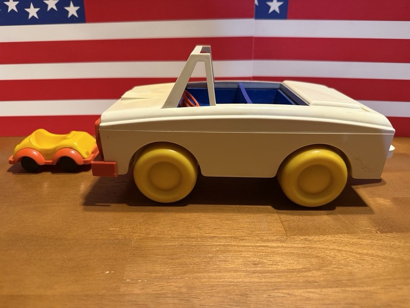 VINTAGE 1970’s Weebles Car Lot. Small Car And Large Car With Tow Hitch
