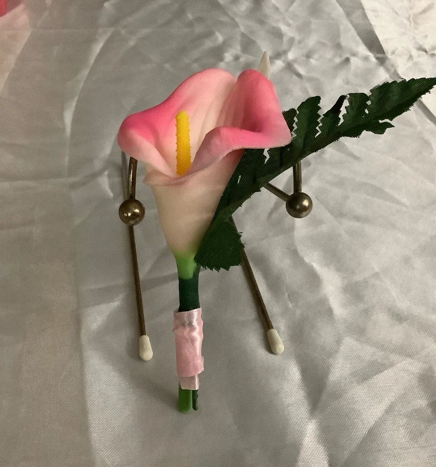 Boutonniere cala lily toque real... tú eliges el color Foto 3 de 4