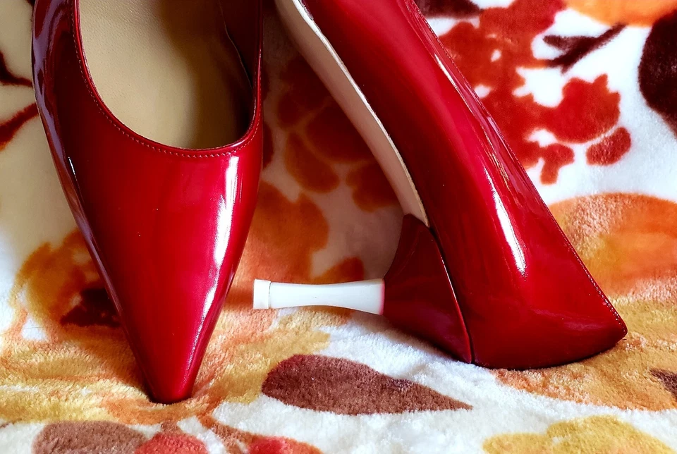 NUEVO STUART WEITZMAN POCO $385 ROJO VIBRANTE CHAROL GATITO TACONES ZAPATOS DE SALÓN 38 7 Foto 4 de 4