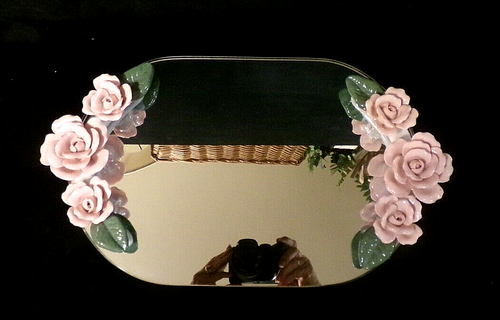 BANDEJA DE TOCADOR VINTAGE OVALADA ESPEJADA CON ROSAS DE PORCELANA ESMALTADA ROSA - Imagen 2 de 7