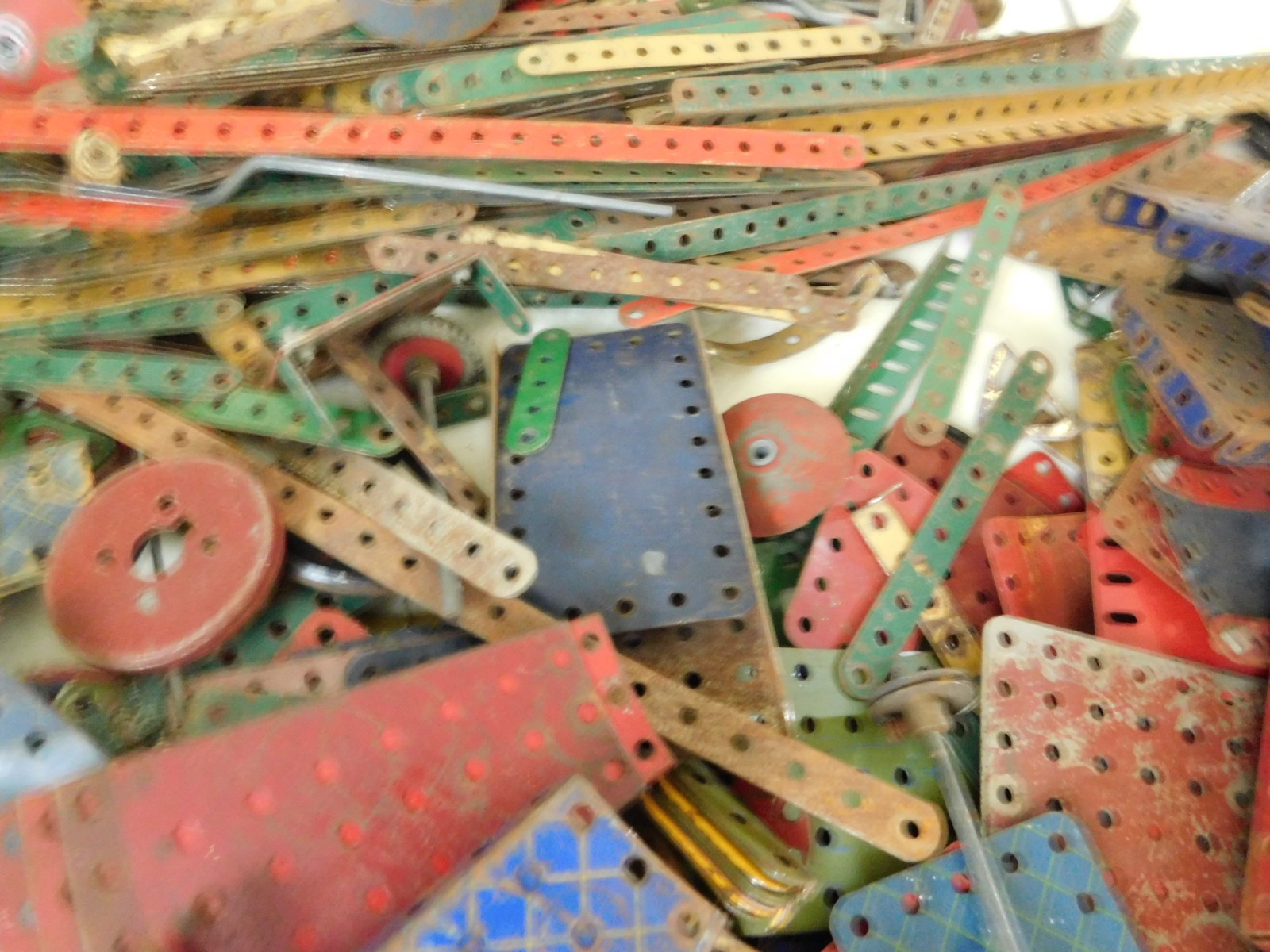 Vintage 18.5kg Meccano Joblot Spare Parts Wheels Cogs Screws Motor Plates etc