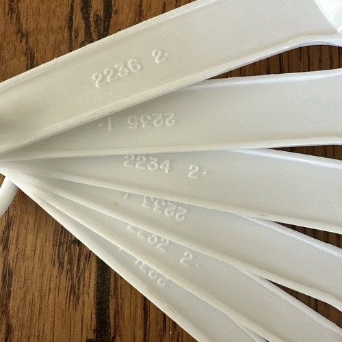 RUBBERMAID White Nesting Measuring Spoons Set of 6 Baking Cooking 2231-2236 VTG - Picture 3 of 4