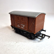 Hornby R011 BR OO Gauge Ventilated Van Wagon B764287 Brow / Grey Opening Doors.