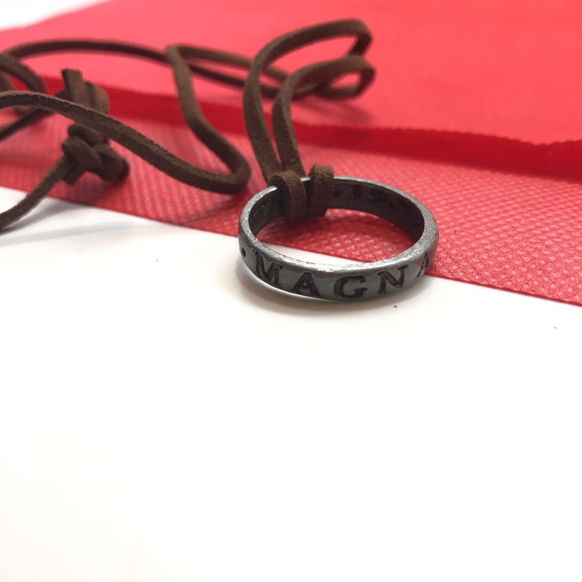 Collana Ciondolo Uncharted – Anello Drake Magna Sic Parvis, Figura Charm