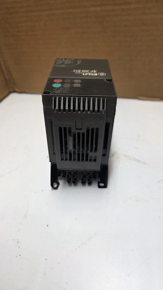 Inversor eléctrico GE Fuji AF-300 E11 VFD 6KE1123F50X1A1 - 0,5 HP 230 V 3 PH... Foto 4 de 4