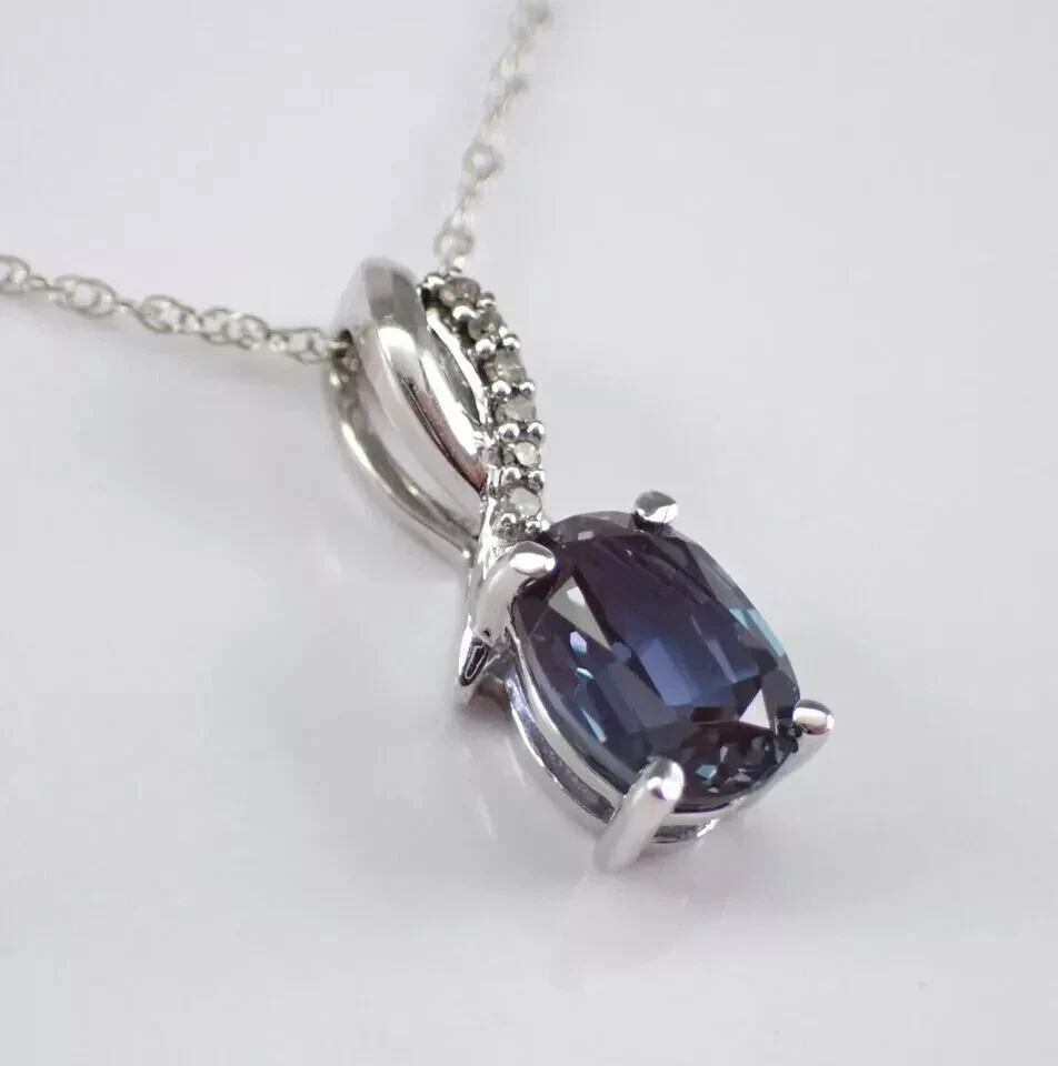 Colgante solitario de alejandrita ovalado creado en laboratorio de 1,50 quilates enchapado en oro blanco de 14 quilates de 18" Foto 2 de 4
