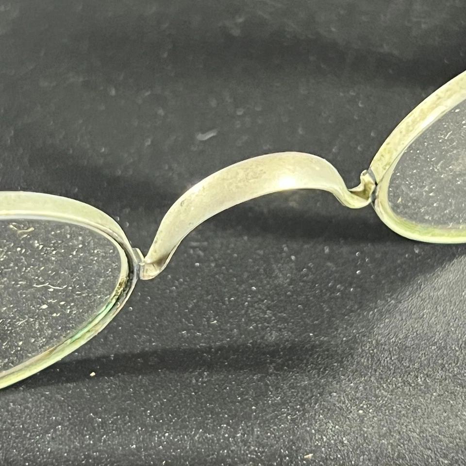 Anteojos antiguos ovalados con estuche - Color plata - Marco de alambre - Estuche abierto Foto 4 de 4