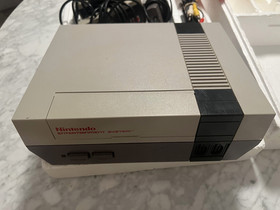 Nintendo NES Action Set w/ Box Zapper 2 Controllers + Mario Duck Hunt CIB