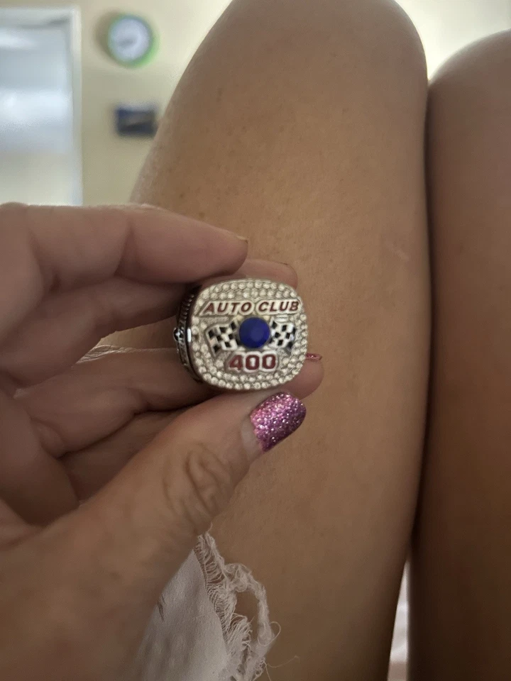 400 Auto Club NASCAR Ring Auto Club Speedway. Anillo de diamante azul en la parte superior. Foto 3 de 3