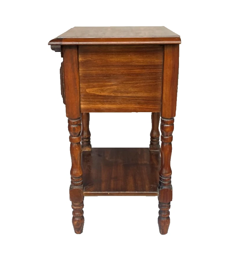 Mesita de noche de madera con acabado de nogal de mediados de siglo con cajón y estante Foto 4 de 4