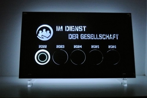 Im Dienst der Gesellschaft Aufsteller Pflege Feuerwehr  €5 Münze Rahmen Box LED - Bild 1 von 8