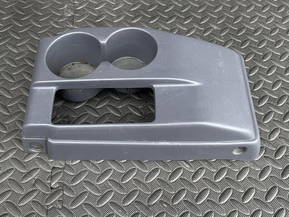 1998 - 2004 年丰田塔科马 AT 中心地板控制台变速器挡板杯架原始设备制造商 — 第 4/4 张图片