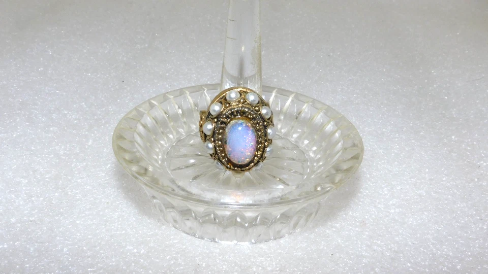 LADY'S FAUX OPAL & FAUX PEARL ORNATE ADJUSTABLE GOLD TONE COCKTAIL RING - Image 4 of 4