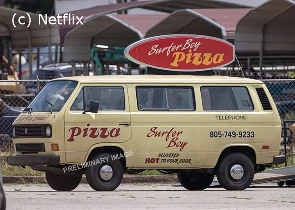 REVELL 1/24 STRANGER THINGS - ARGYLES VW T3 SURFER BOY PIZZA VAN - Immagine 2 di 2