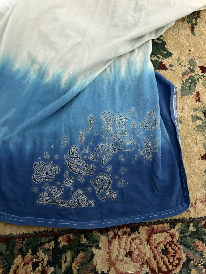 Camisa Disney Adulto Arte de Animación Resort Talla 2XL Foto 4 de 4