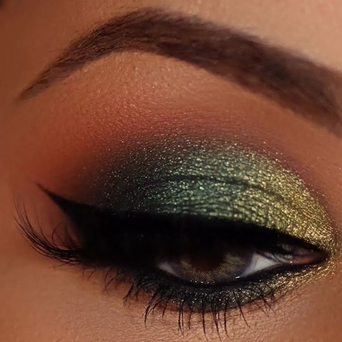 Metallic on sale green eyeshadow