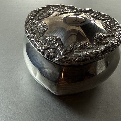 Henry Matthews 1901 Antique Repousse Sterling Silver Heart Shaped Trinket Box - Picture 12 of 22