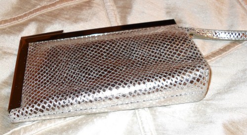 CALVIN KLEIN METALLIC SILBER SCHLANGENMUSTER LEDER ARMBAND GELDBÖRSE MIT SPIEGEL NEU - Bild 6 von 11