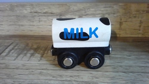 Wooden magnetic MILK train car - Picture 1 of 4