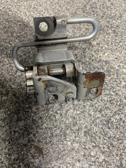 Original VW Golf Plus Türscharnier vorn links unten Fahrerseite 1K0831411Q - Bild 2 von 3